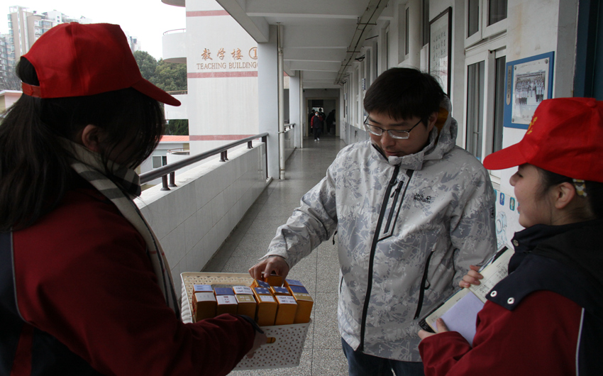 牛气冲天迎新春，温暖春联赠恩师——雨花台中学高二（15）团支部志愿者活动3.JPG