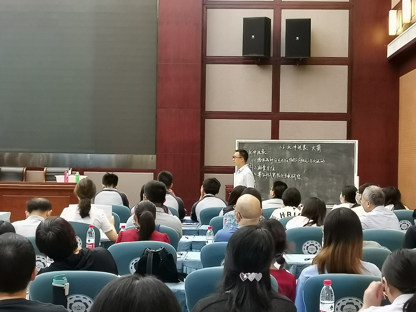 一群人在开会

描述已自动生成