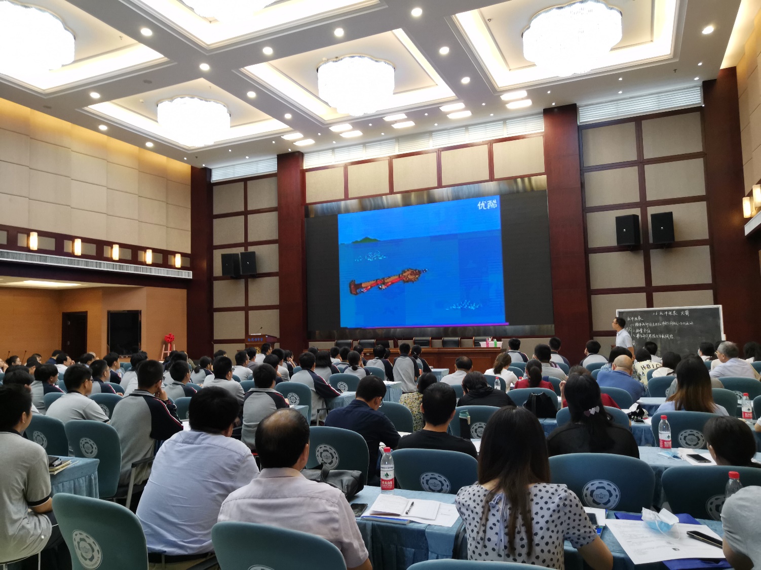 会议室里的人们

描述已自动生成