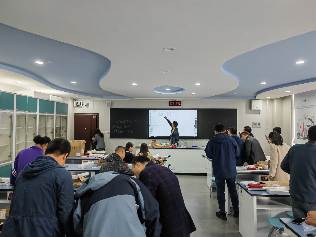 一群人在开会

描述已自动生成