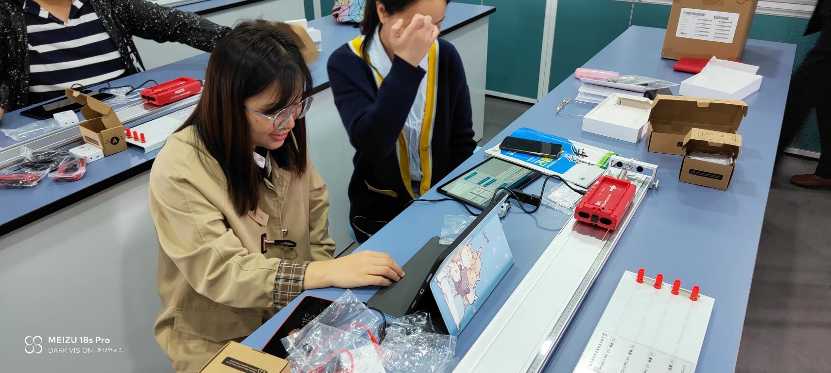 桌子上摆放着广告卡片和电脑

低可信度描述已自动生成