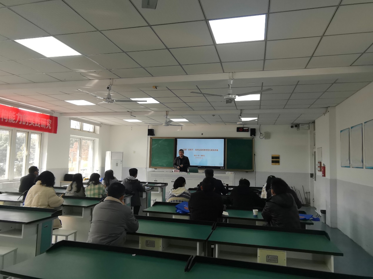 会议室里的人们

描述已自动生成