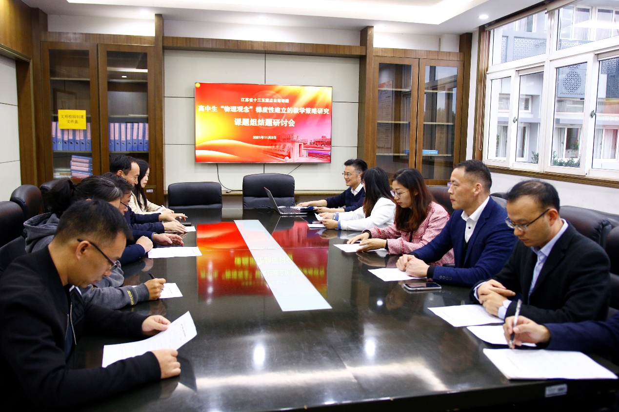 一群人坐在桌子前

中度可信度描述已自动生成