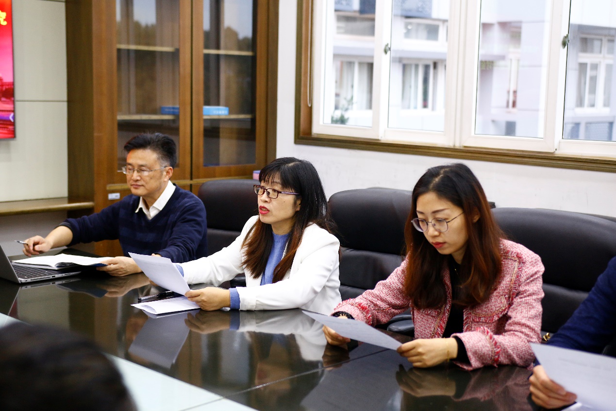 一群人坐在桌子前

描述已自动生成