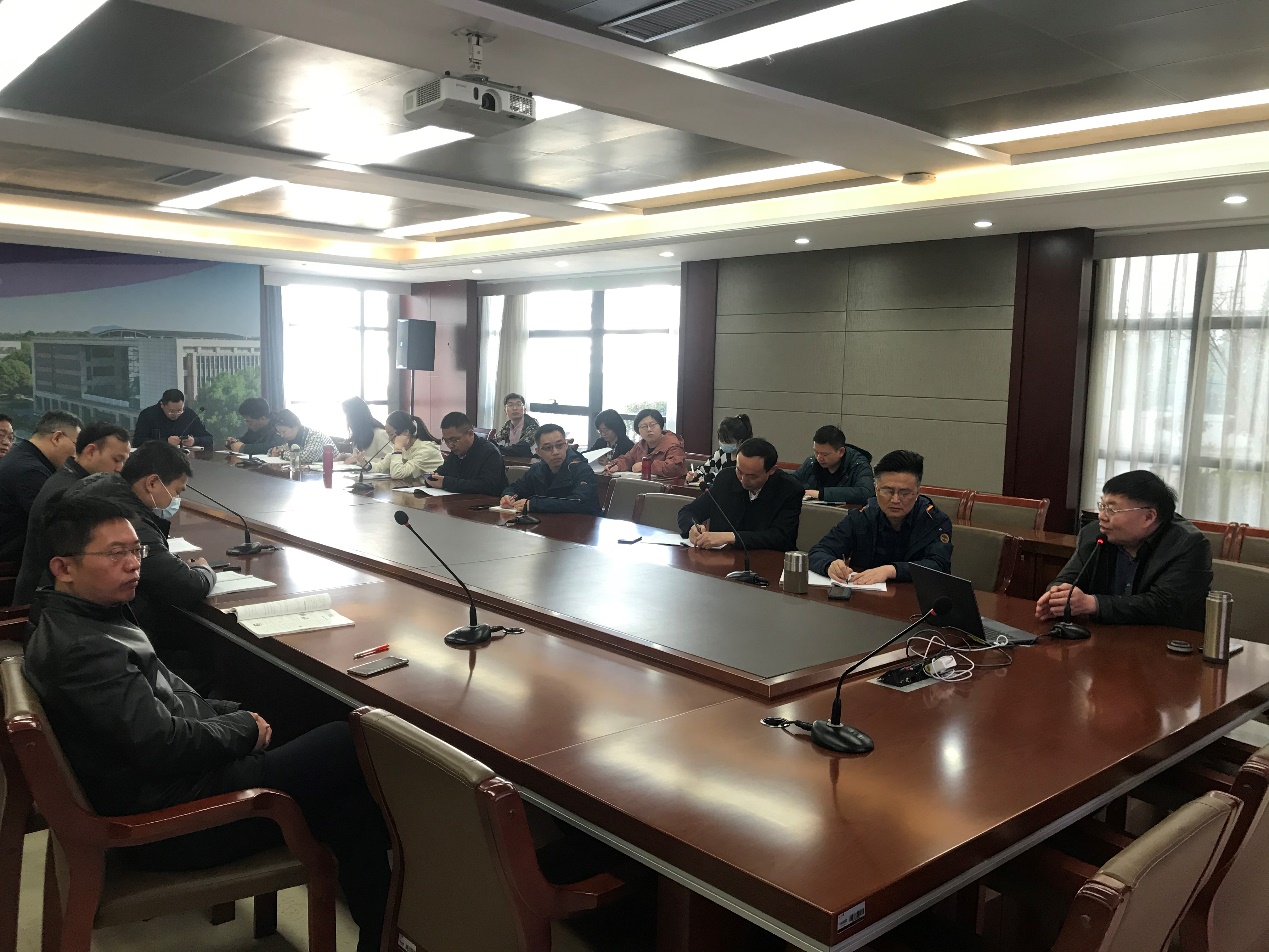 会议室里的人们

描述已自动生成