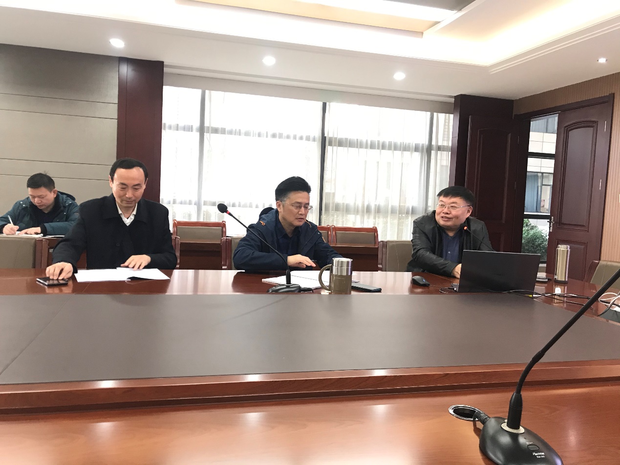 会议室里的人们

描述已自动生成