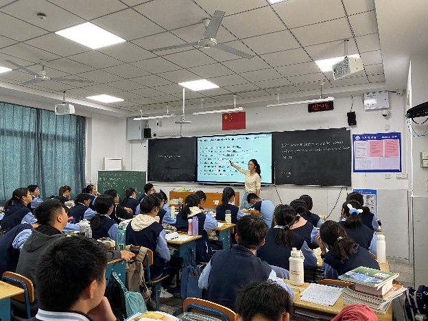 会议室里的人们

描述已自动生成