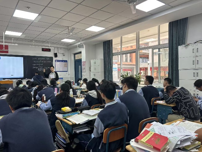 许多人在餐厅里

描述已自动生成