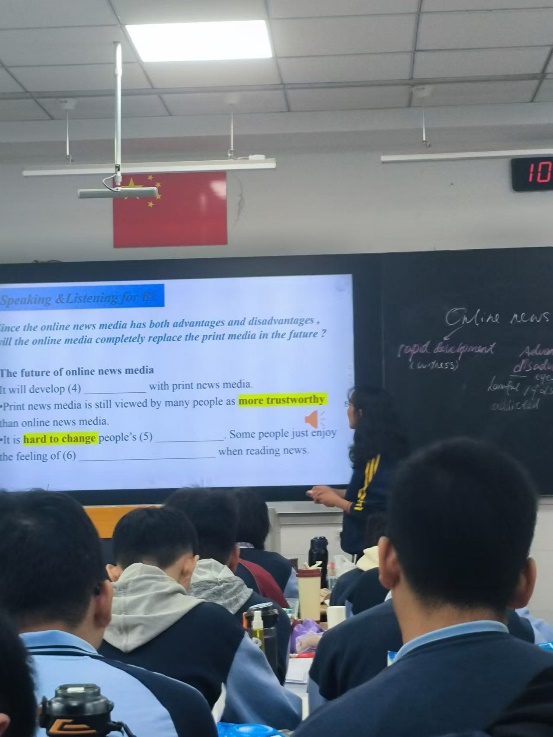 一群人正在听演讲

描述已自动生成