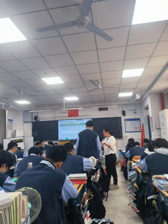 许多人在餐厅里

中度可信度描述已自动生成