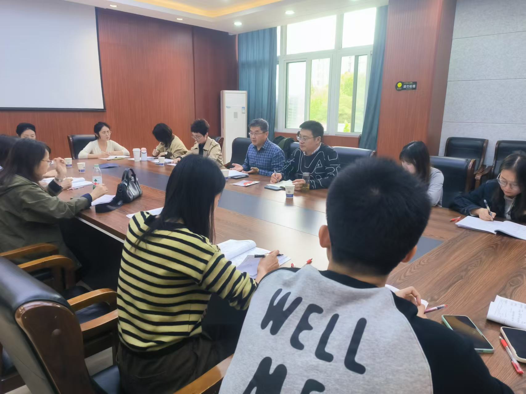 会议室里的人们

描述已自动生成