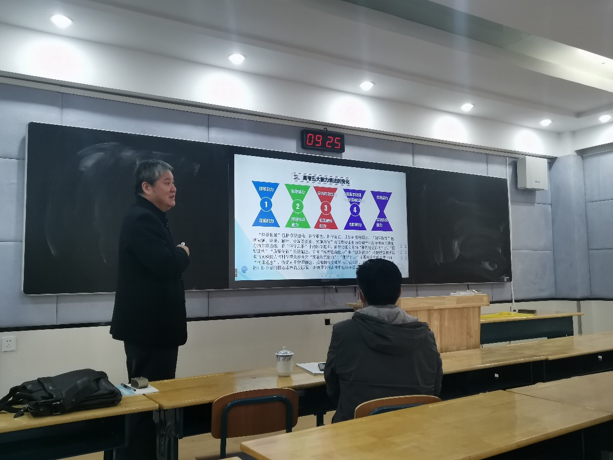 会议室里的男人

中度可信度描述已自动生成