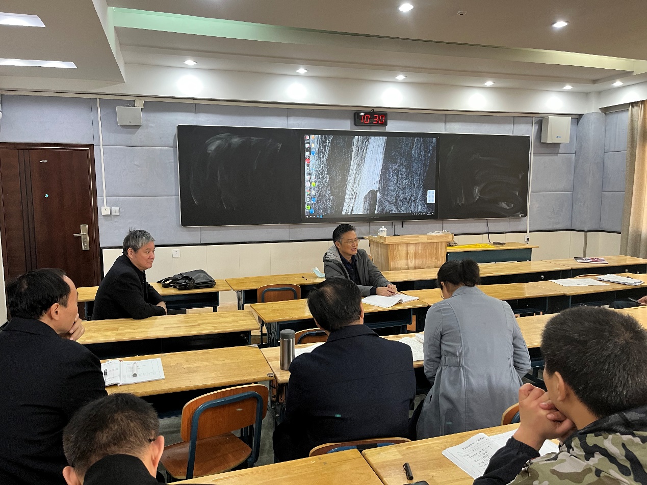 会议室里的人们

描述已自动生成