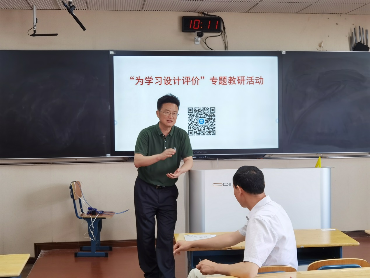 图片包含 人, 男人, 室内, 站

描述已自动生成