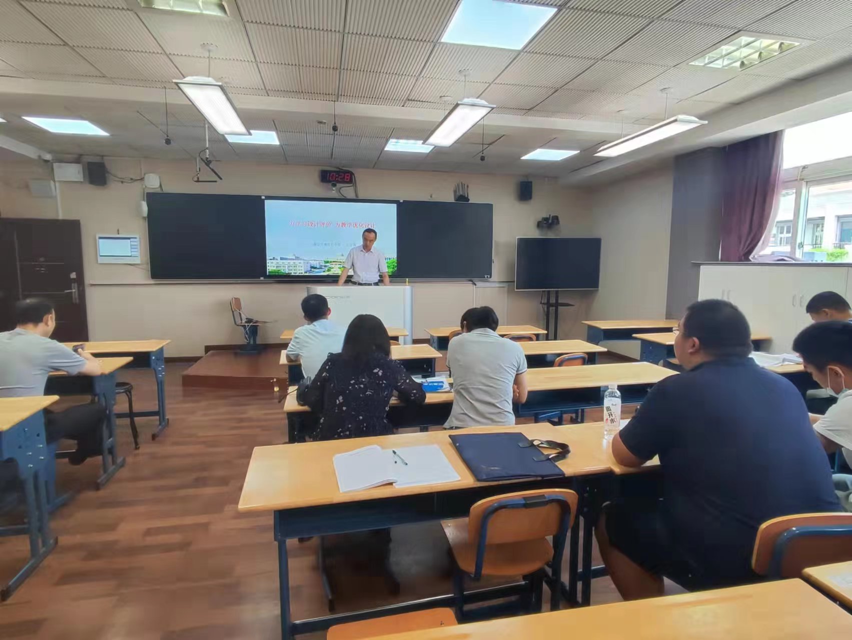 会议室里的人们

描述已自动生成