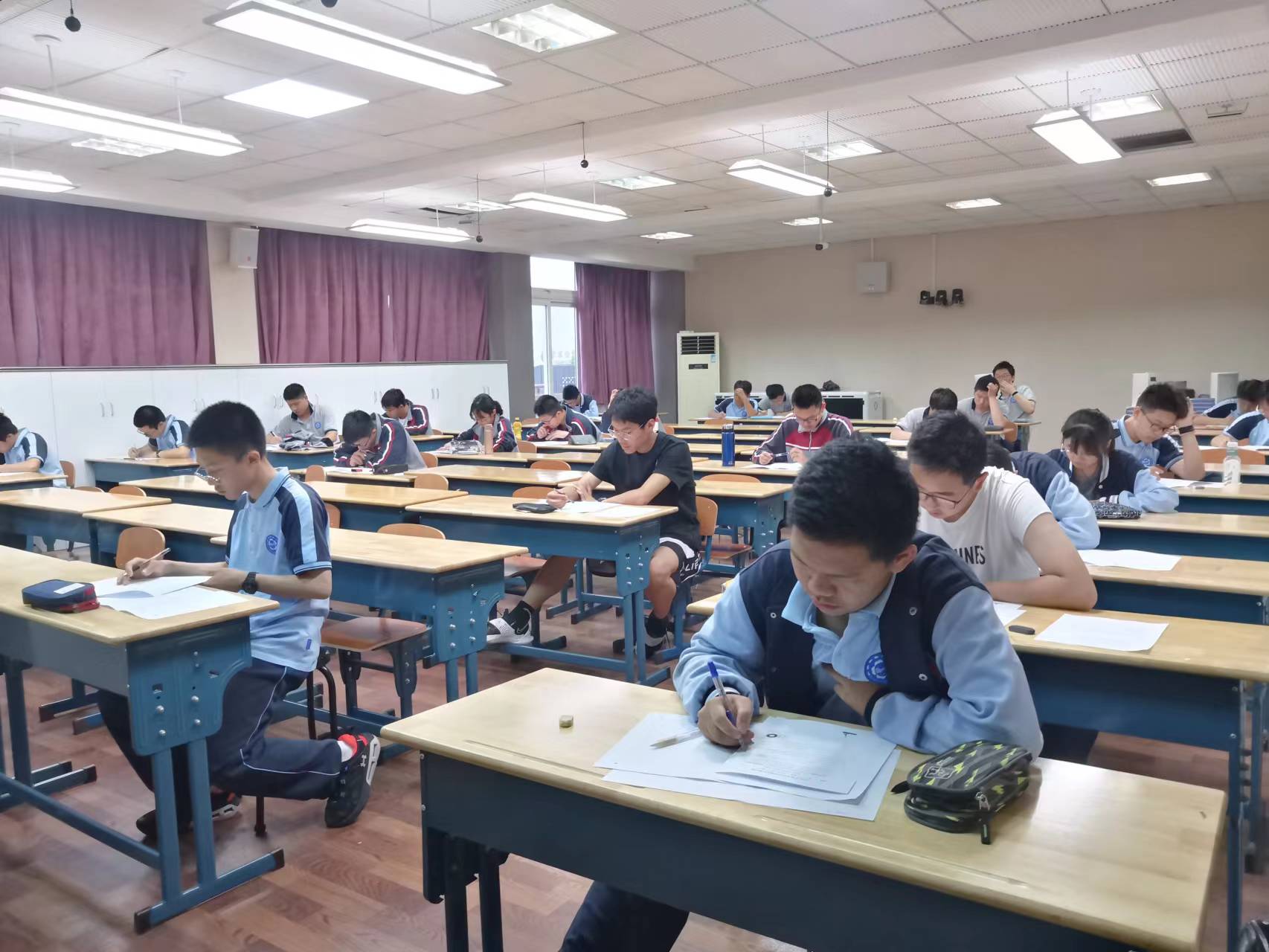 会议室里的人们

描述已自动生成