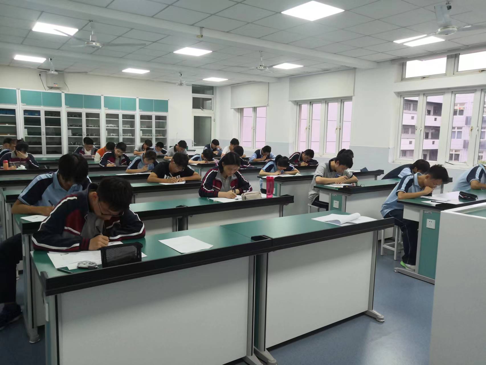 许多人在厨房里

描述已自动生成