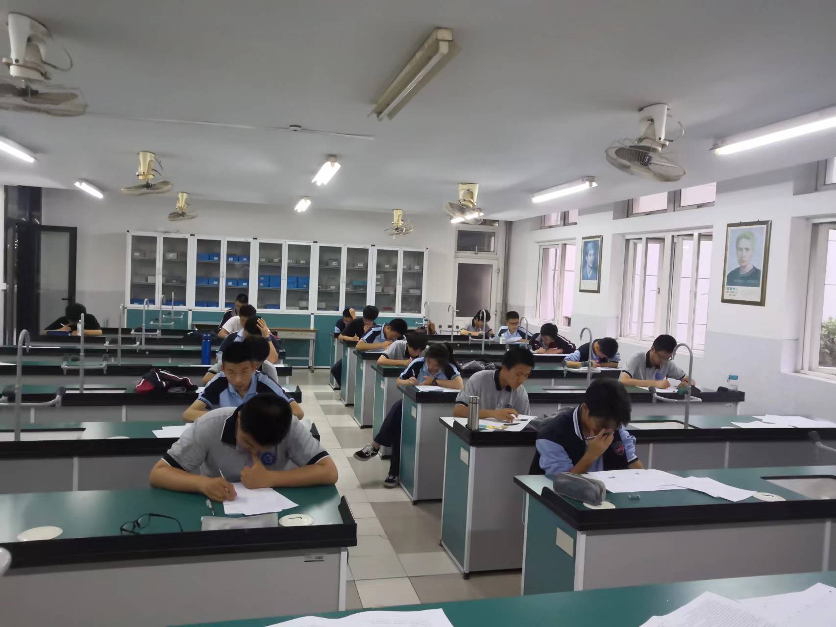 图片包含 室内, 天花板, 桌子, 厨房

描述已自动生成