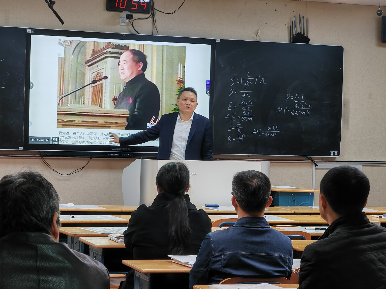 一群人在台上演讲

描述已自动生成