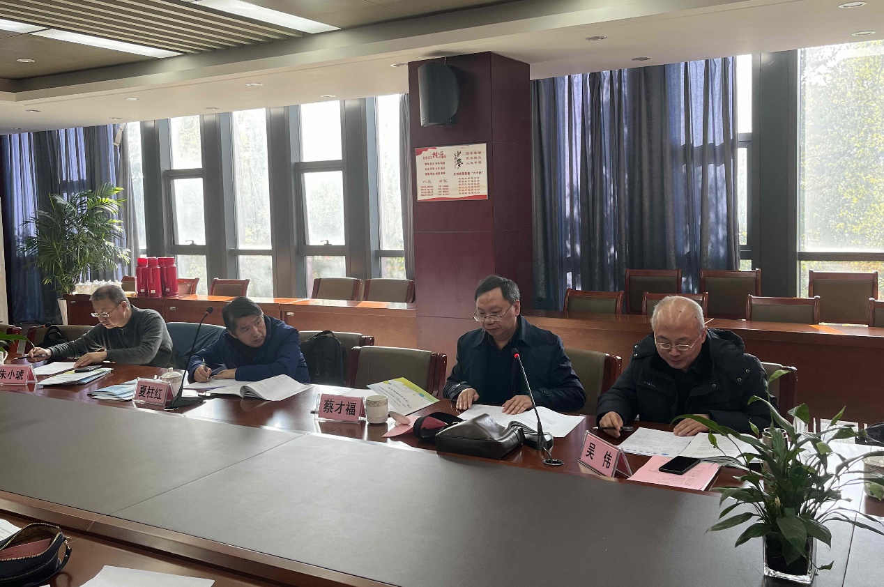 一群人在餐厅用餐

描述已自动生成