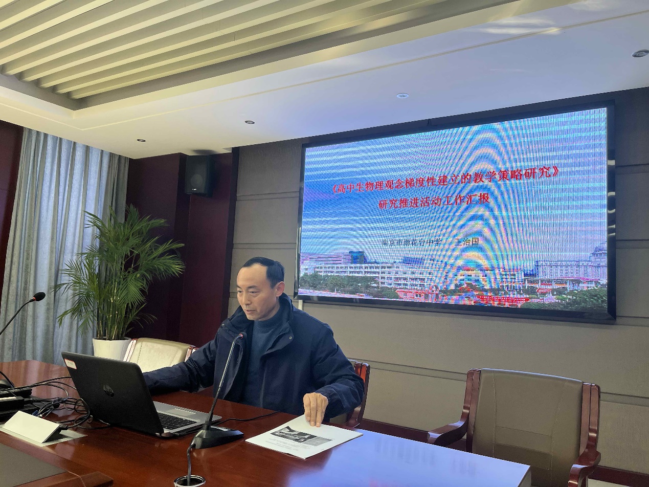 会议室里的男人

低可信度描述已自动生成