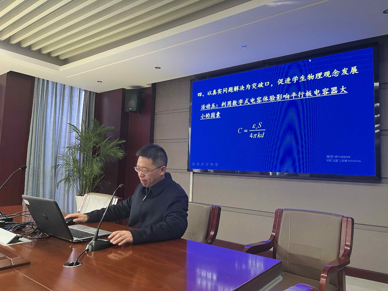 男人拿着笔记本电脑的桌子前

低可信度描述已自动生成