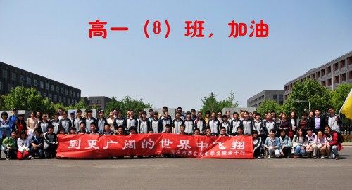 学生、家长、南大志愿者一起合影